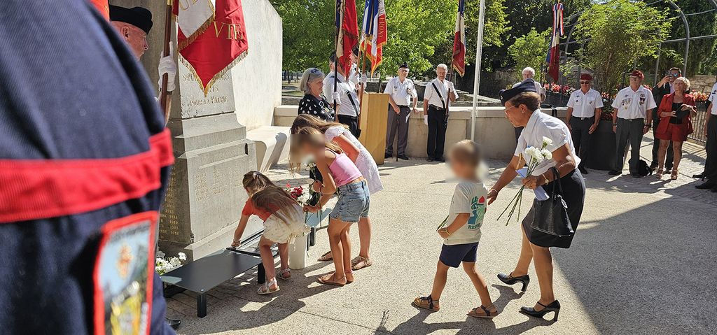 Dépôt des fleurs par les enfants