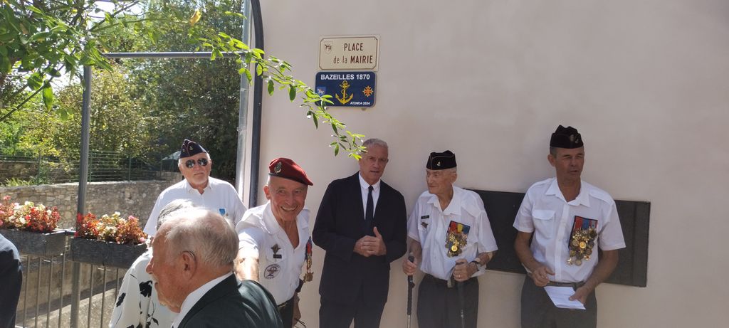 La plaque et le sous préfet Eric Suzanne